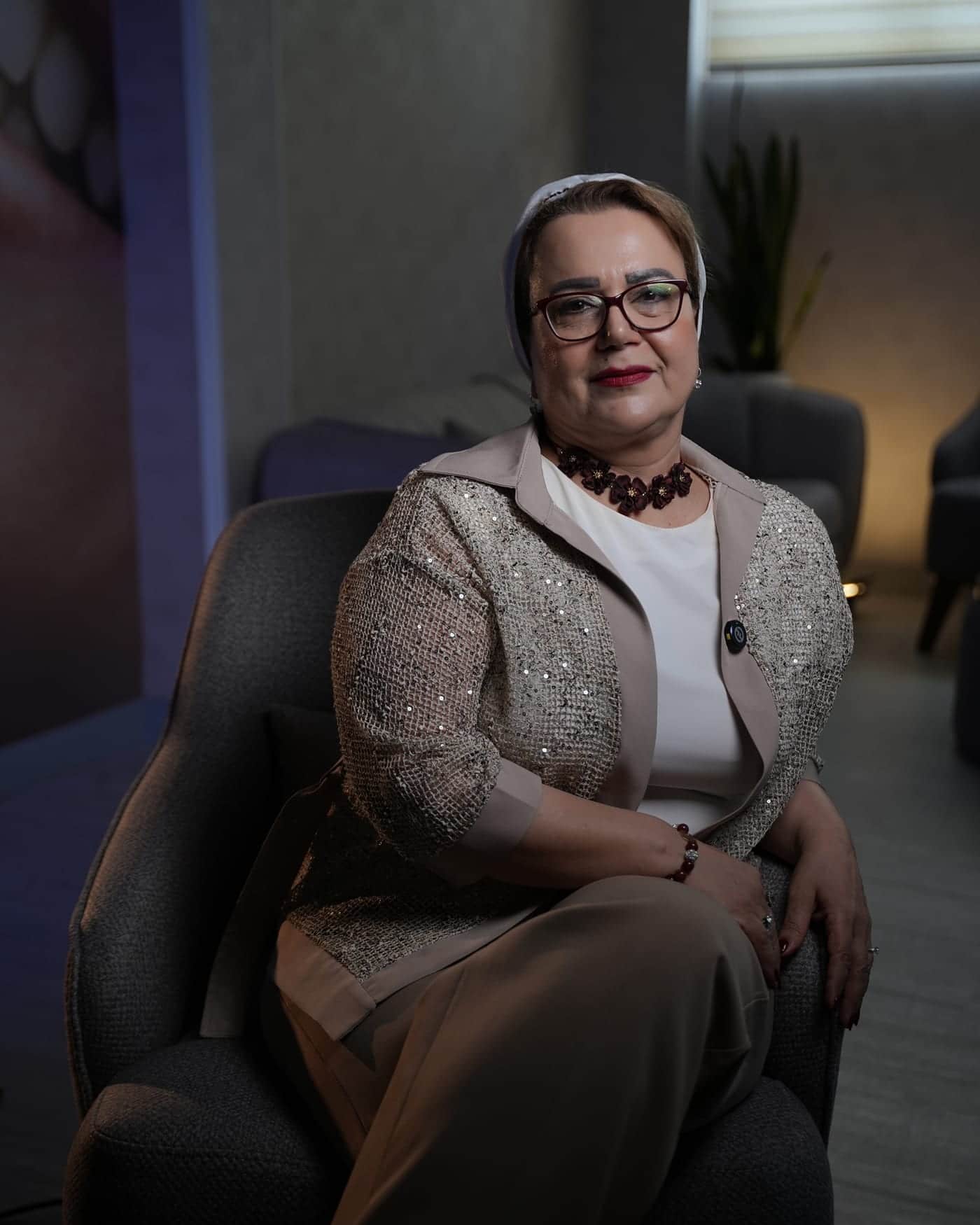 دکتر شهلا نعمتی، دندانپزشک، در سالن انتظار کلینیک نگین